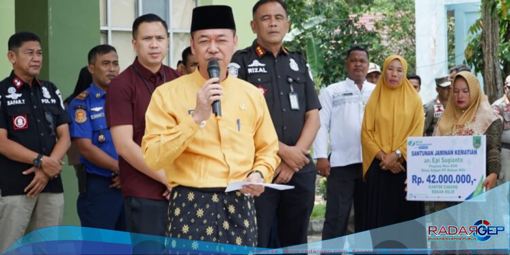 Afrizal Sintong Serahkan Langsung Santunan BPJS kepada Keluarga Almarhum Pegawai Satpol PP