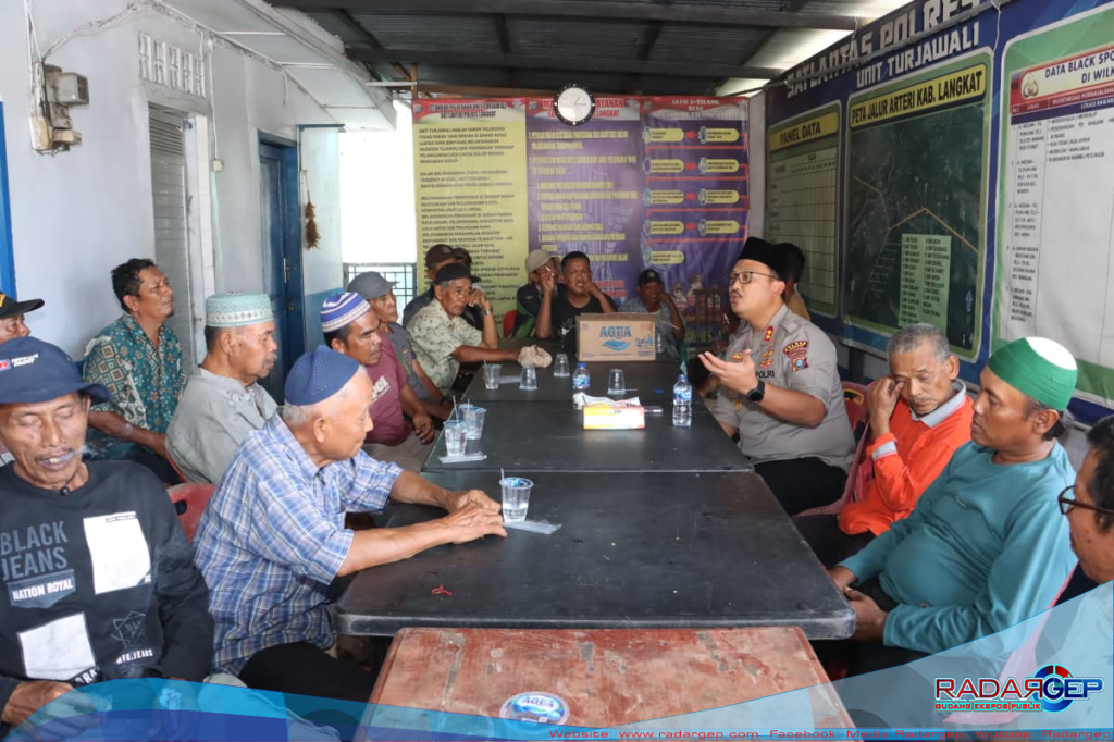 Kapolres Langkat Gelar Jumat Curhat dengan Penarik Becak, Serap Aspirasi dan Sampaikan Pesan Kamtibmas