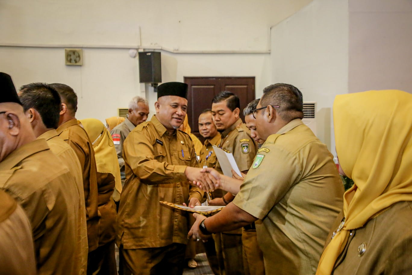 Melalui Acara Penyusunan Profil, Staf Ahli Serahkan Penghargaan Kepada 14 Kelurahan Cepat Berkembang