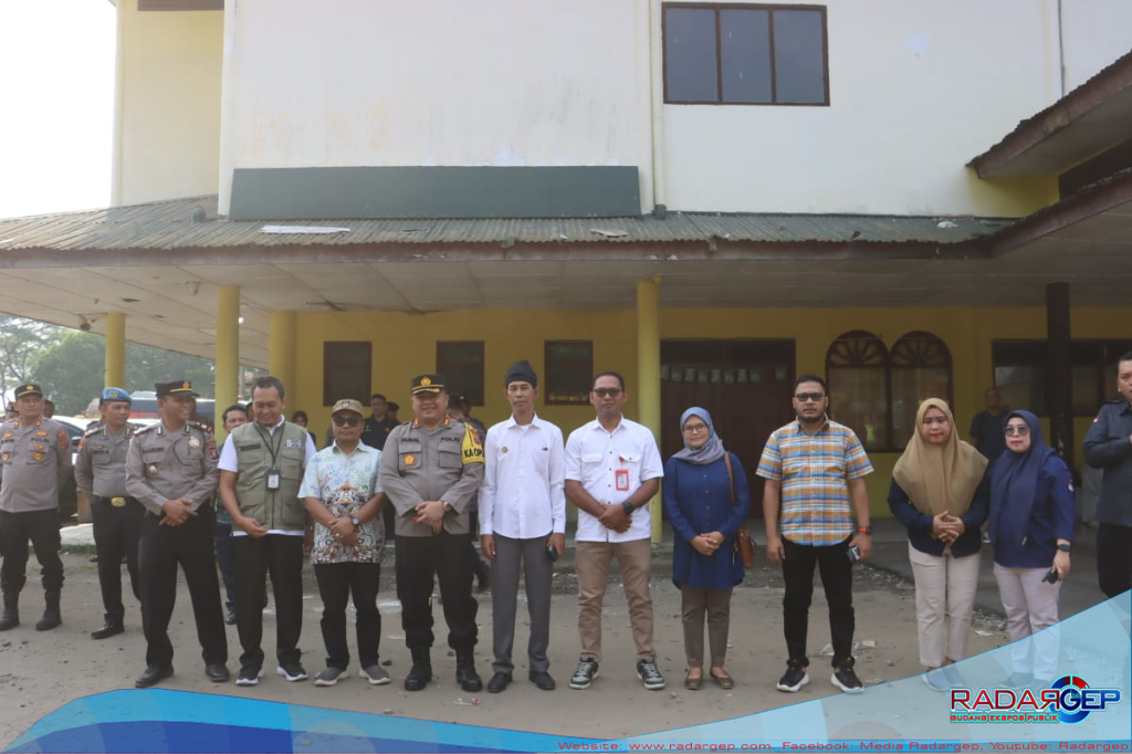 Kapolres Langkat Hadiri Keberangkatan Logistik Pemilu 2024 KPU Kabupaten Langkat ke PPK