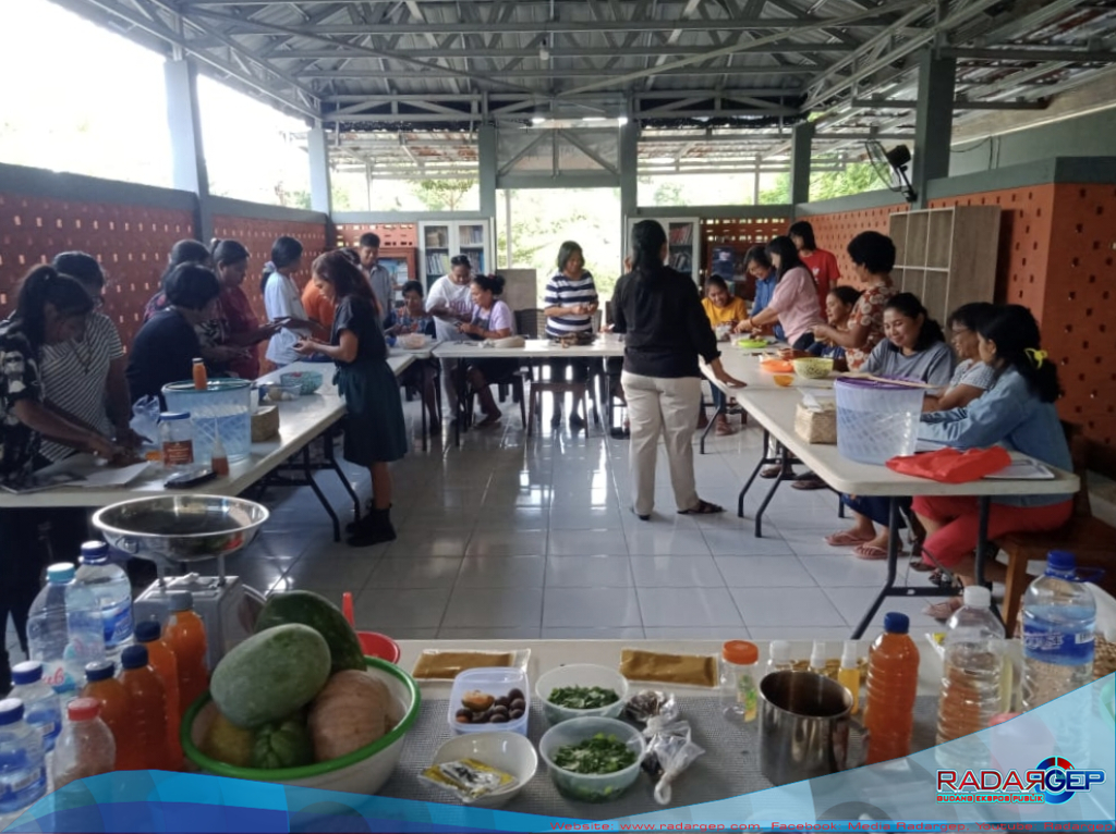 Ketua Yayasan AAS Memberikan Pelatihan Pembuatan ECo Enzim dan Enzim Buah Kepada Komunitas Masyarakat