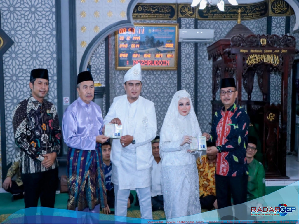 Bersama Gubernur Riau, Pj Bupati Kampar Menjadi Saksi Pernikahan