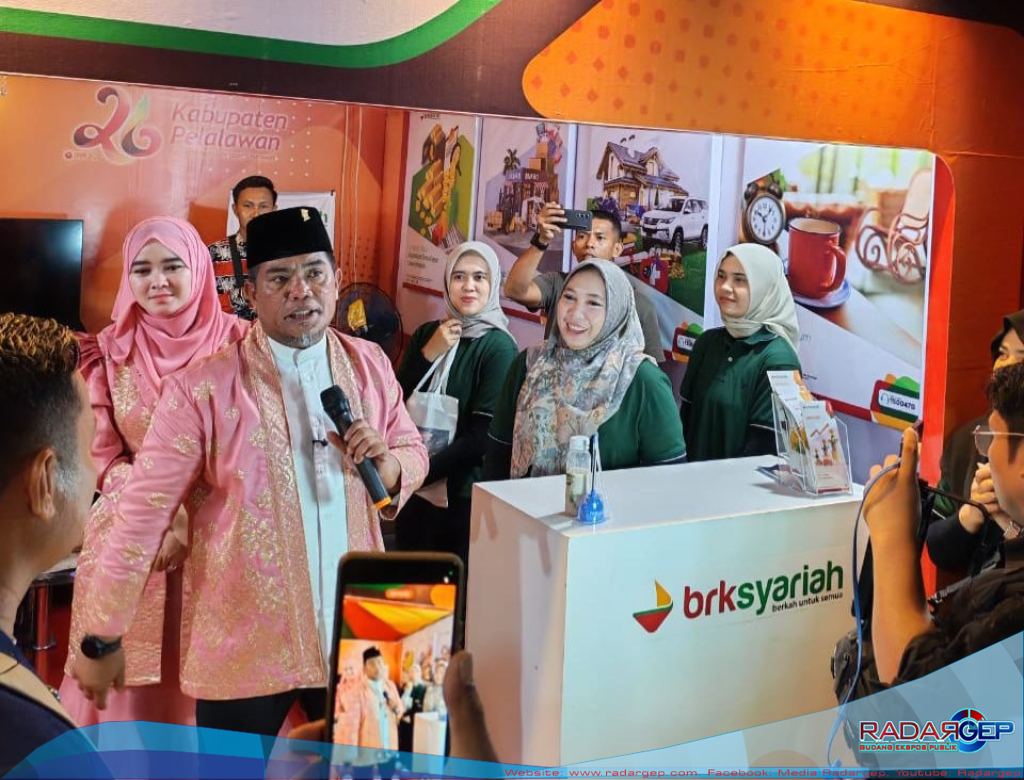 Bupati Pelalawan Ajak Masyarakat Gunakan Produk BRK Syariah di Helat Pelalawan 2025