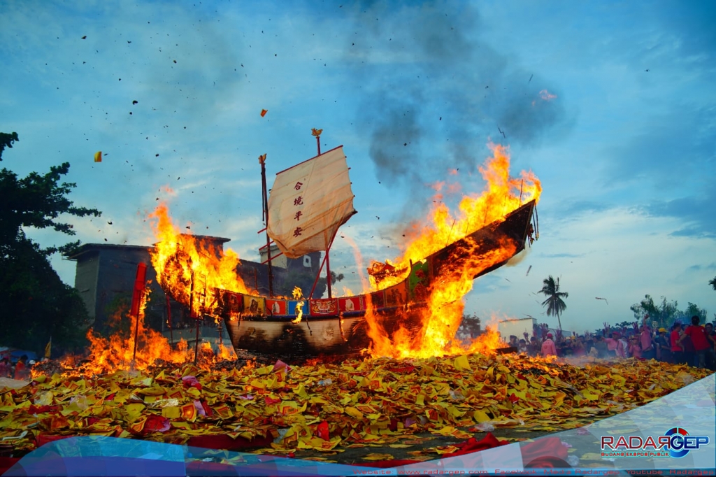Ribuan Wisatawan Padati Festiva lBakar Tongkang di Rokan Hilir