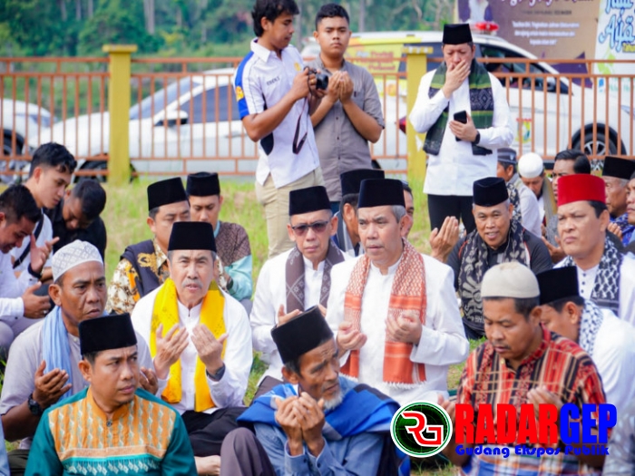 Pj Bupati Kampar Dampingi Gubri Syamsuar Ziarah Kubur Aghi Ayo Onam