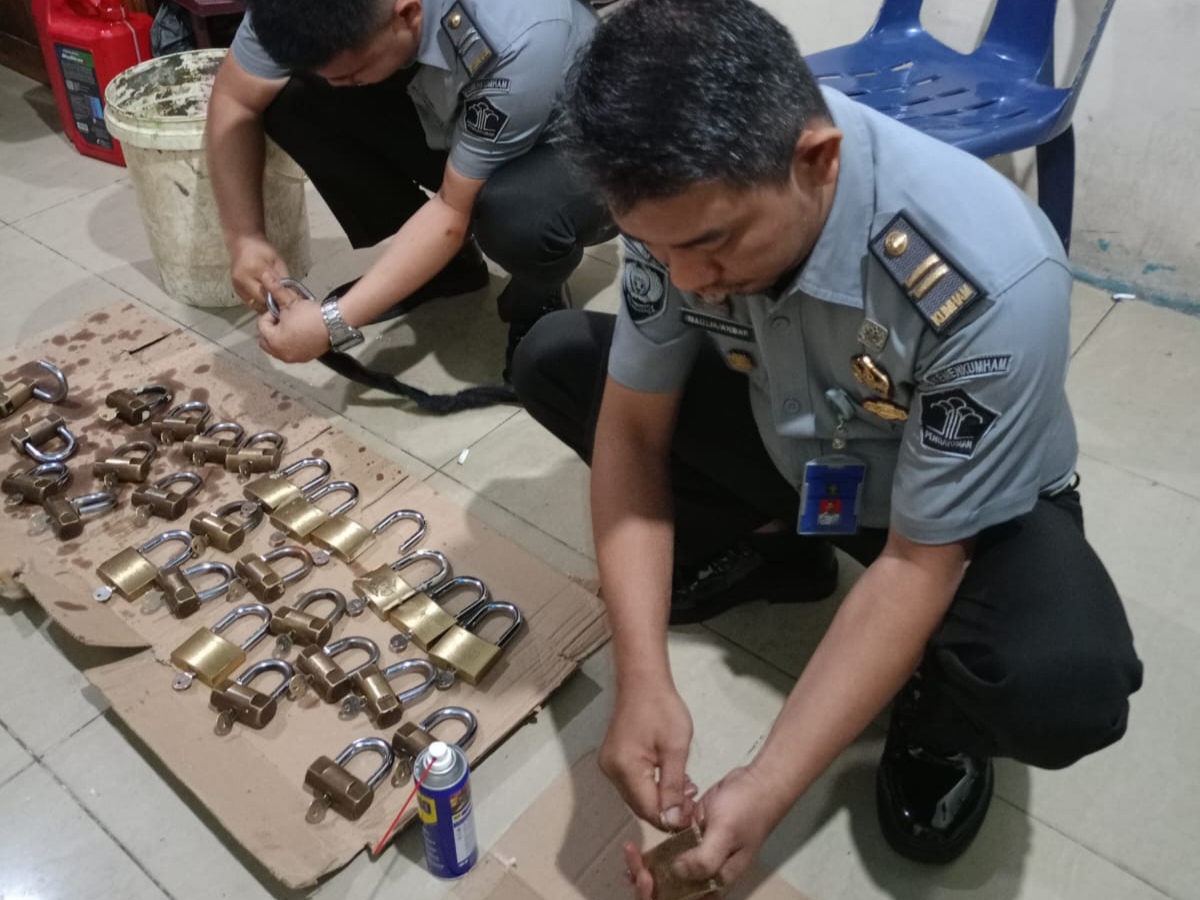 Cegah Ganggian Kamtib, Rutan Kelas I Labuhan Deli Laksanakan Perawatan Gembok Kamar Tahanan