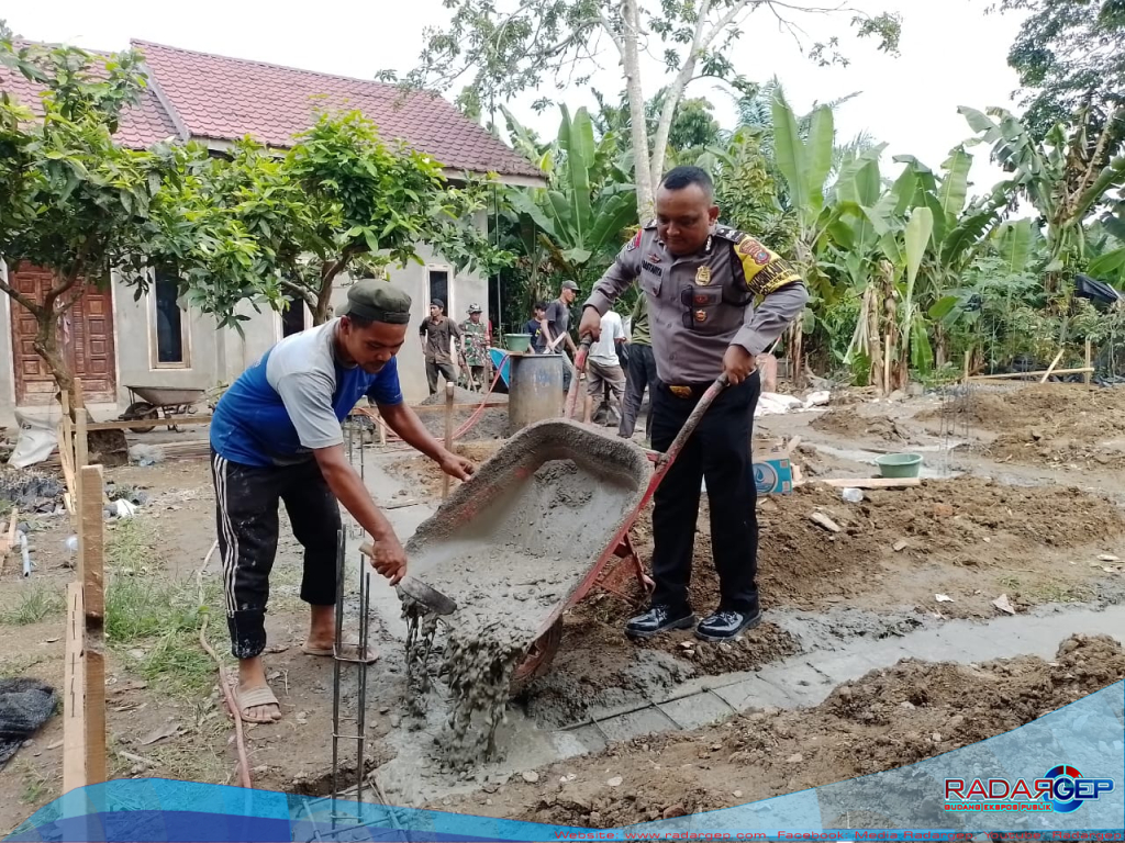 Bhabinkamtibmas Polsek Stabat dan Babinsa Paya Mabar Gotong Royong Bangun Rumah Warga