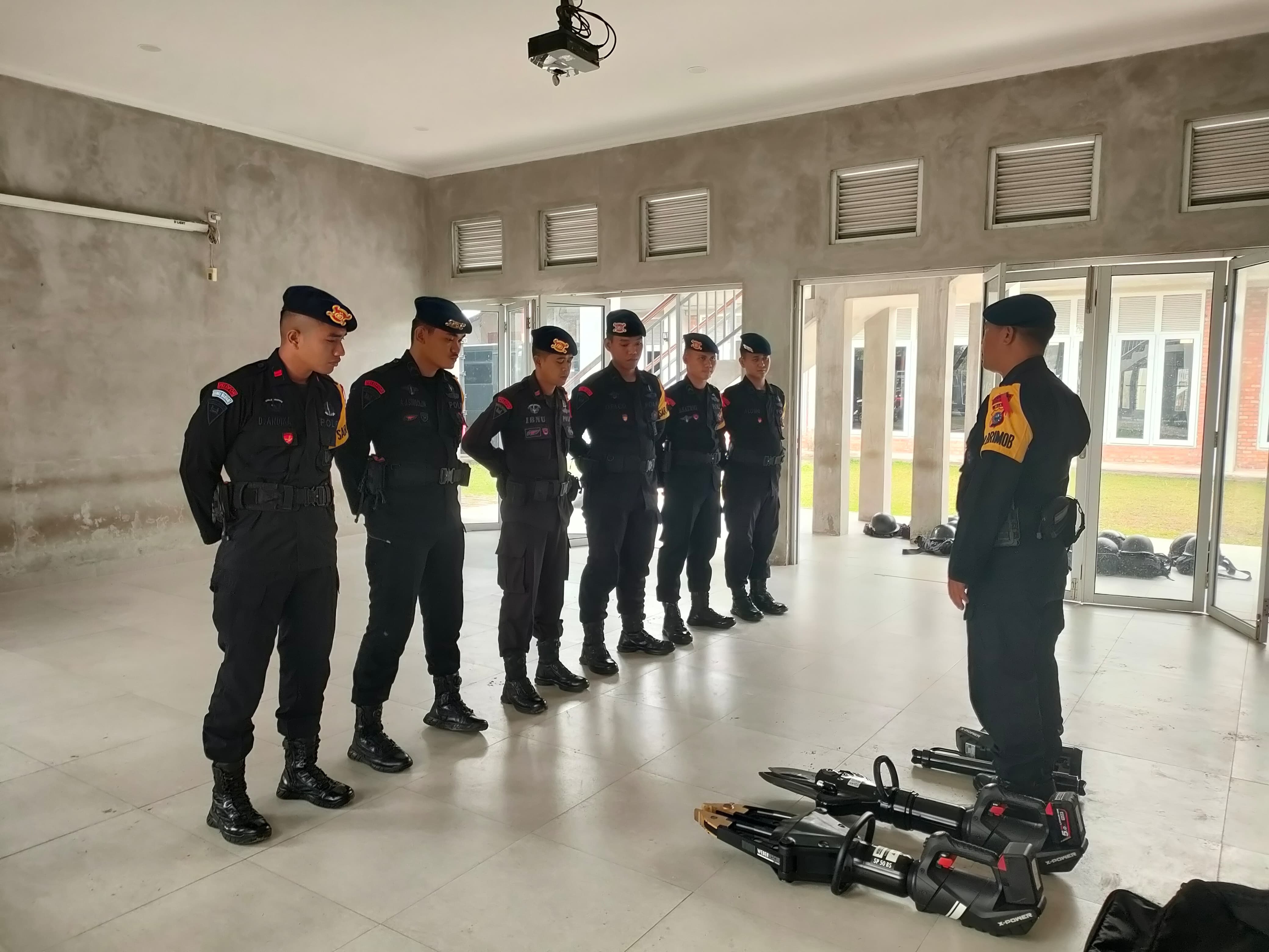 Team SAR BRIMOB Polda Riau Latihan Pengoperasian Weber Rescue mendukung OMP 2024 Antisipasi Bencana
