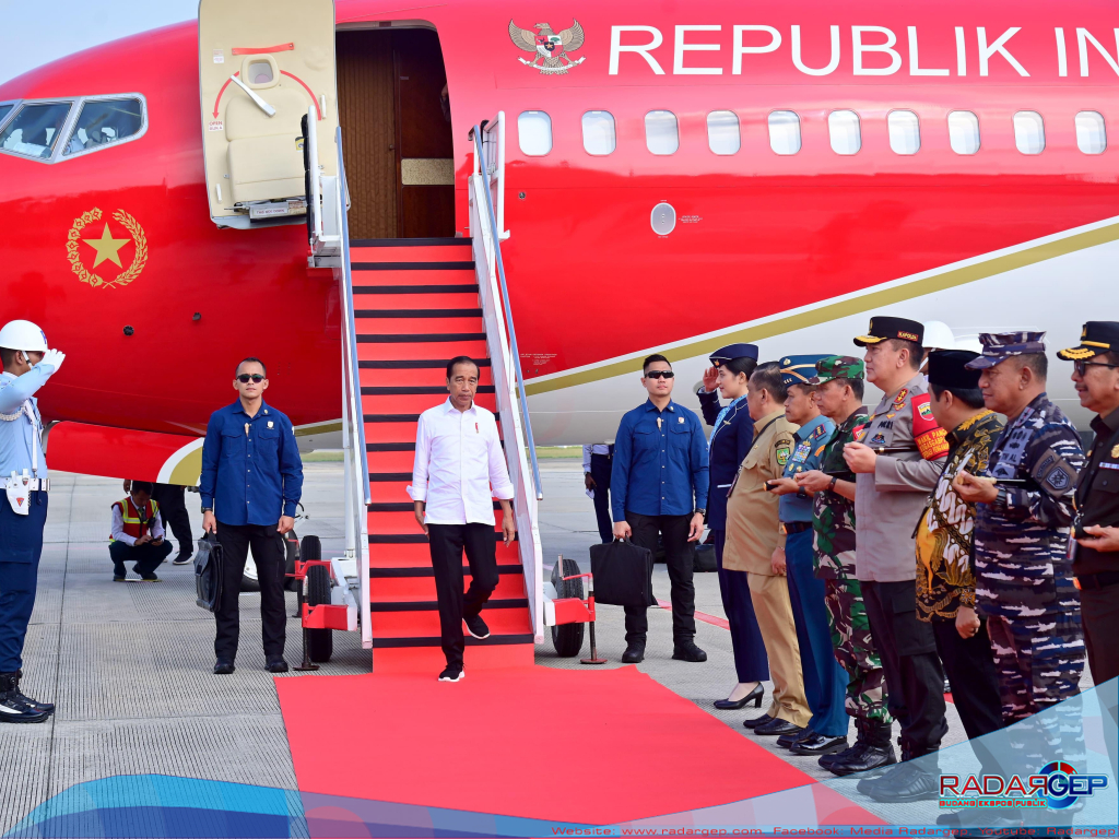 Kunjungan Kerja di Provinsi Riau, Presiden Joko Widodo Tiba di Bandara SSQ II