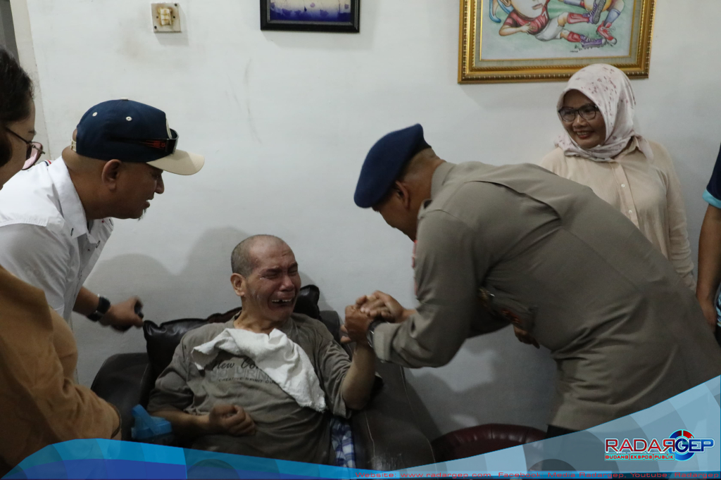 Brimob Polda Sumut Peduli .Jenguk Tokoh Karate INKANAS yang Sakit