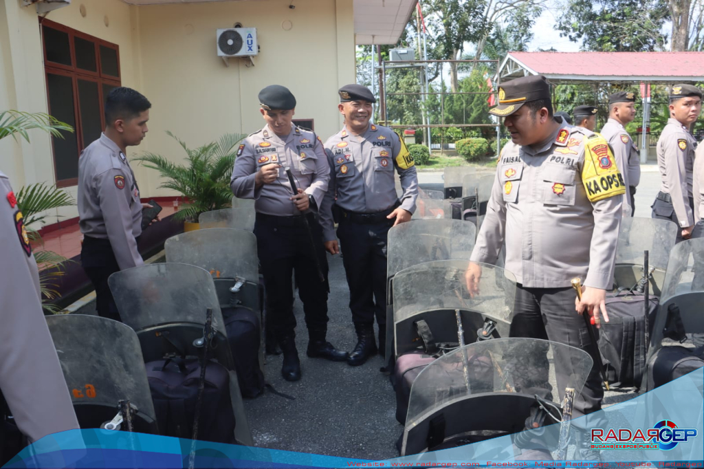 Menjelang tahapan Pungut Suara Pemilu 2024, Kapolres Langkat cek kesiapan Kendaraan Dinas dan Personel Dalmas