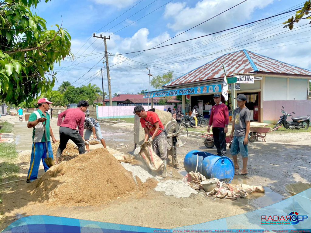 Swadaya, Kepala Desa Bersama Masyarakat Lereng Lakukan Perbaikan Jalan Menuju Empat Sekolah