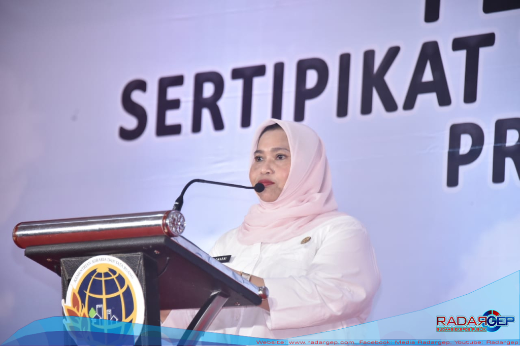 Tersenyum Lebar Masyarakat Bengkalis Terima Sertipikat Tanah Gratis, Kasmarni Ucap Terima Kasih Kepada Wamen ATR/BPN RI