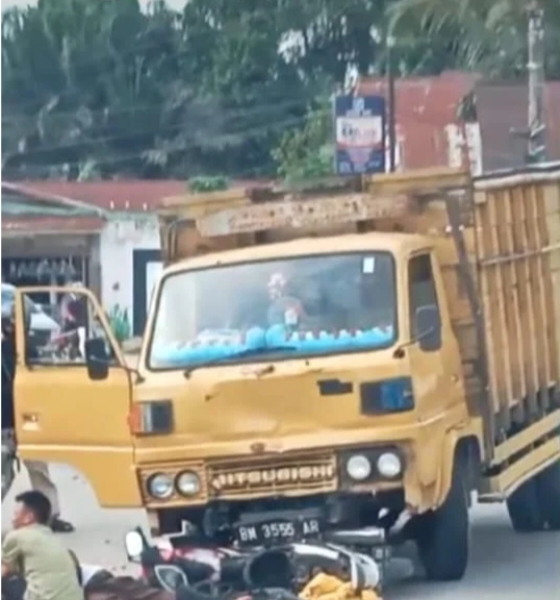 Kejar Trip, Satu Unit Truck Diduga Pelansir BBM Ilegal Tabrak Pengendara Motor