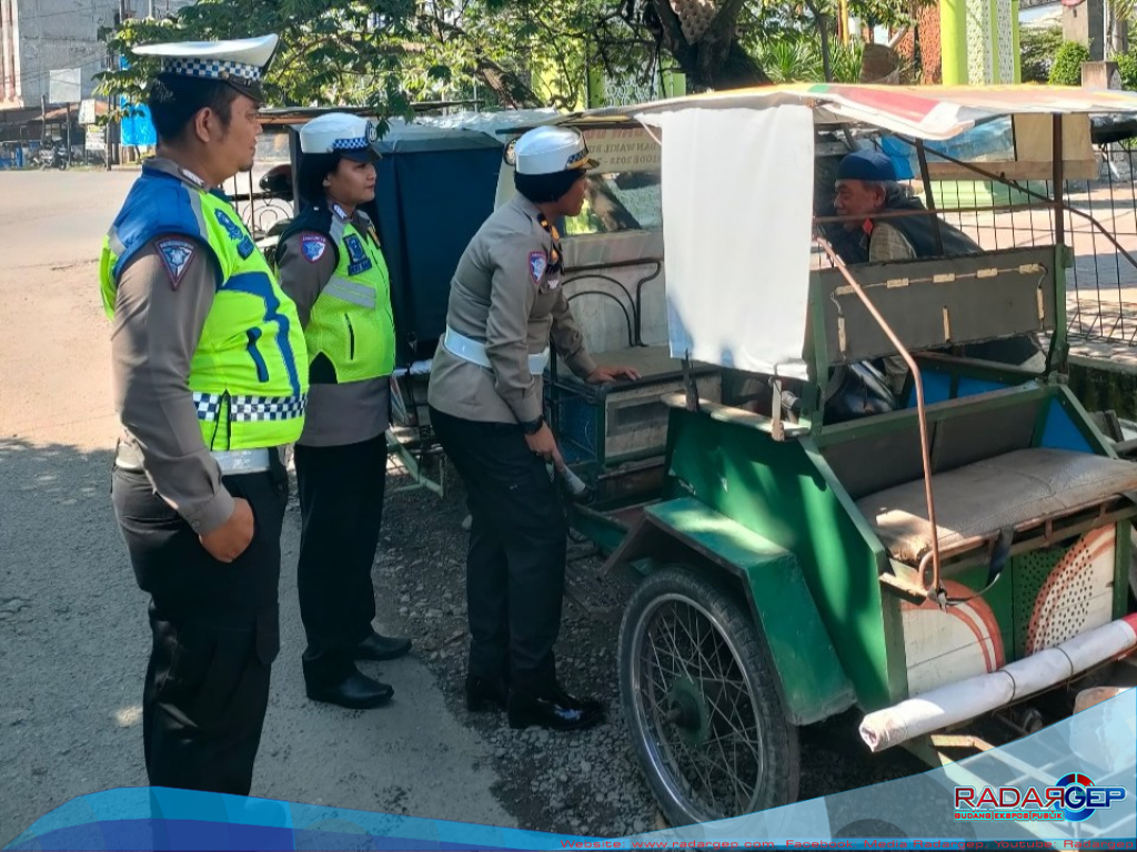 Unit Kamsel Sat Lantas Polres Langkat Tingkatkan Kesadaran Pengemudi Becak Bermotor