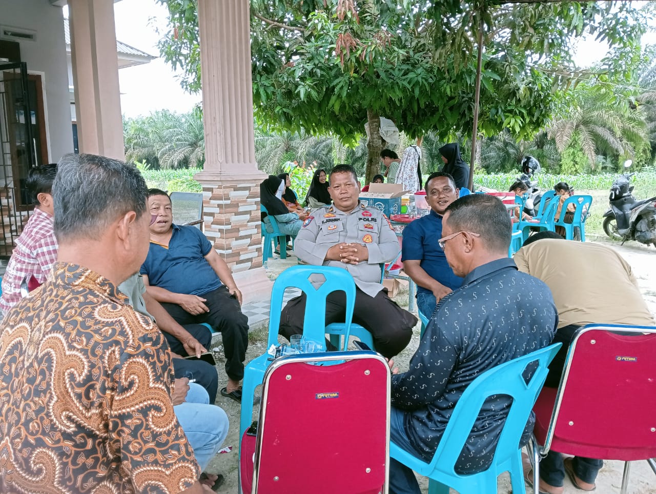 Cooling System Jelang Pilkada 2024, Kanit Binmas Polsek Rumbai Sambangi Warga