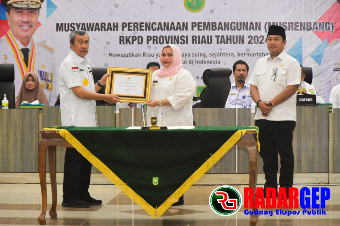 Bupati Bengkalis Terima Penghargaan Kategori Pembangunan Terbaik I Tingkat Provinsi Riau