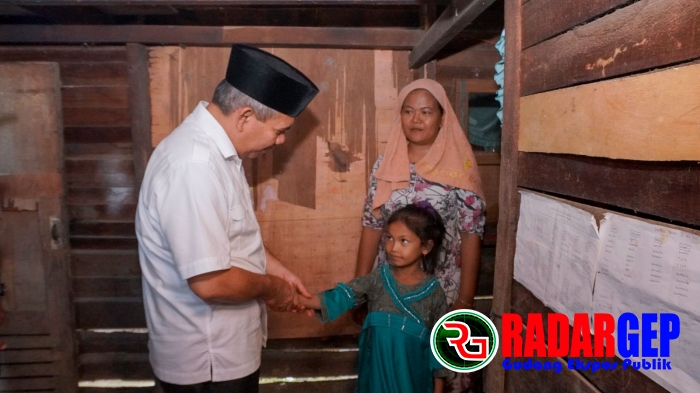 Pj Bupati Kampat Tinjau Masyarakat Kurang Mampu Di Desa Penyasawan Kec. Kampar