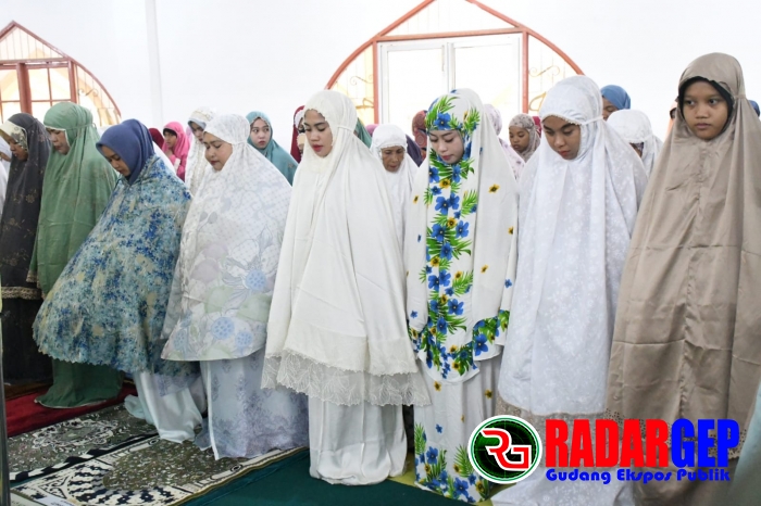 Bupati Kasmarni Shalat Ied Bersama Warga di Masjid Besar Arafah Duri