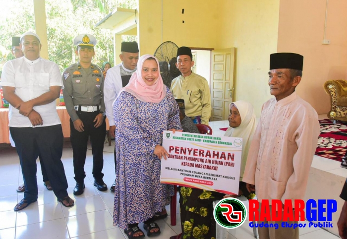 Bupati Bengkalis Serahkan Bantuan Penampung Air Hujan