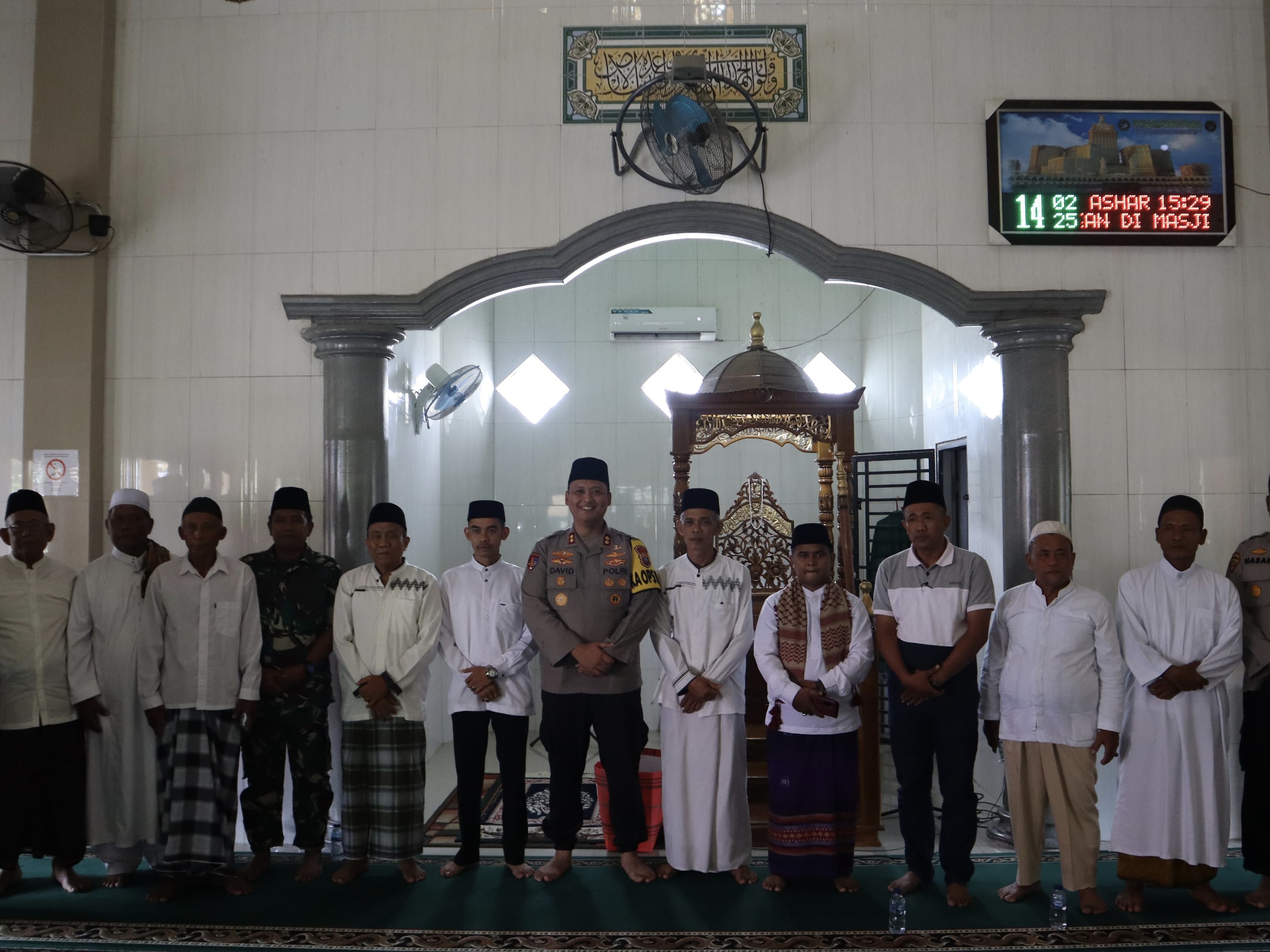 Giat Jumat Curhat, Kapolres Langkat Tampung Aspirasi dan Berbagi Rezeki kepada Warga