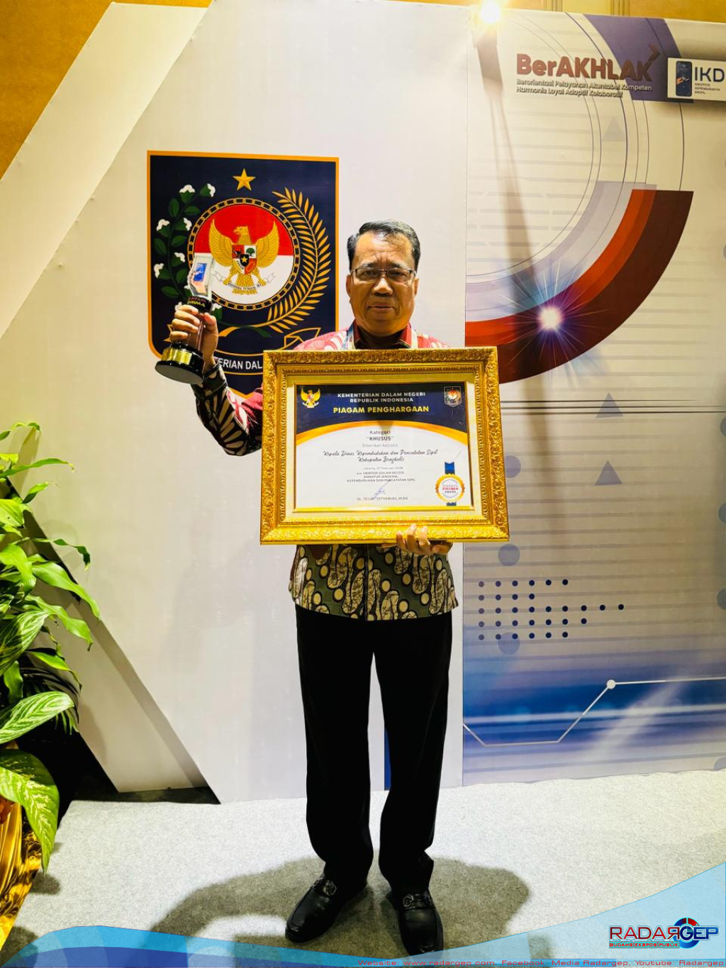 Program Unggulan Bupati, Disdukcapil Kabupaten Bengkalis Raih Penghargaan Dukcapil Prima Award dari Mendagri