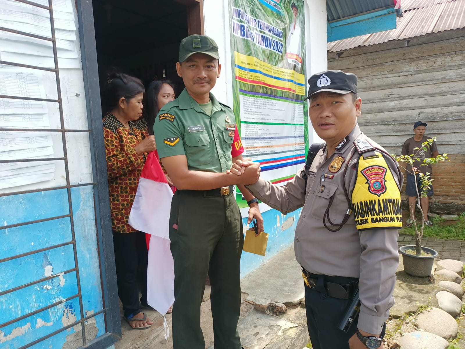 Semarakkan HUT RI Ke-79 Polresta Deli Serdang Bagikan Bendera Merah Putih Kepada Warga