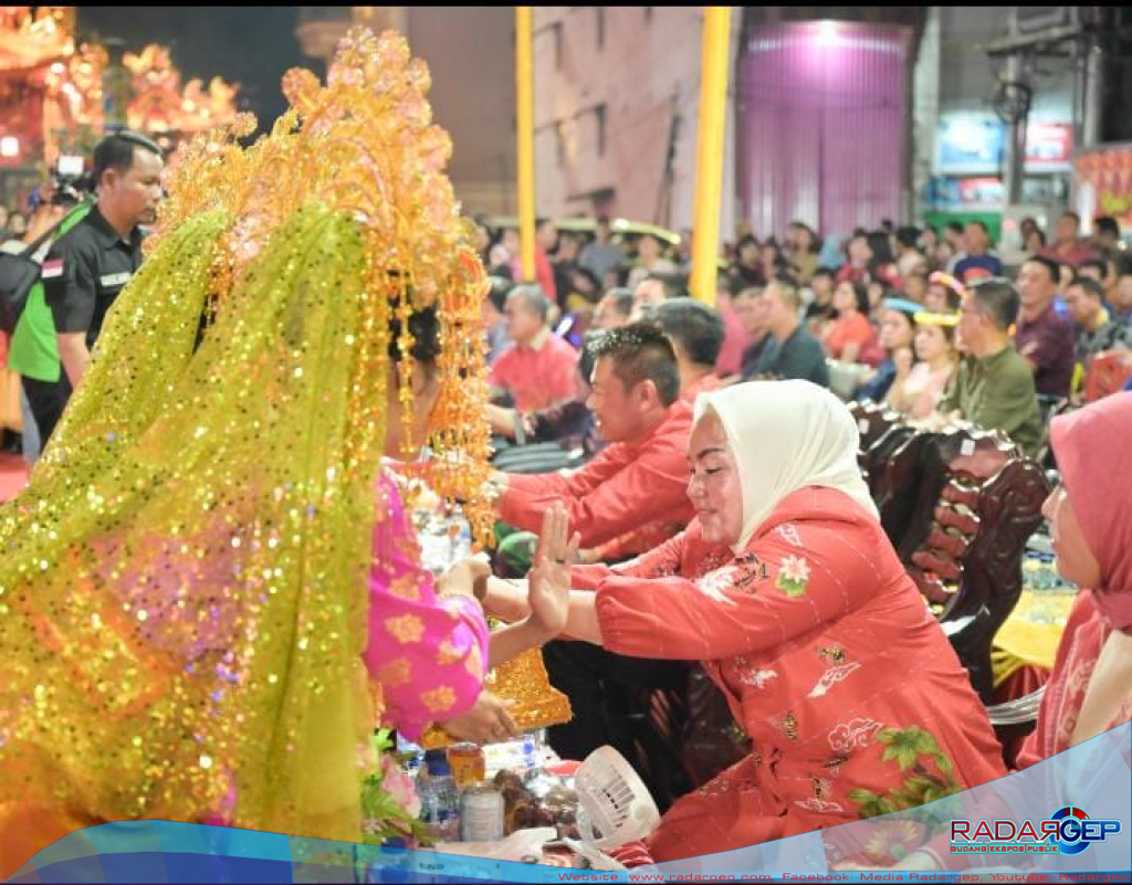 Diikuti 18 Peserta, Bupati Rohil Lepas Pawai Lampion Malam Cap Go Meh