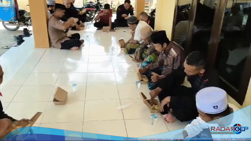 Jumat Berkah Brimob Sumut, Batalyon B Pelopor Tebar Kebaikan di Masjid Al Jihad Tanjung Balai