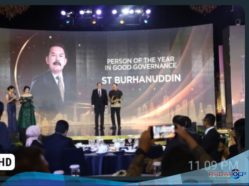 Jaksa Agung Terima Penghargaan Person of The Year in Good Governance