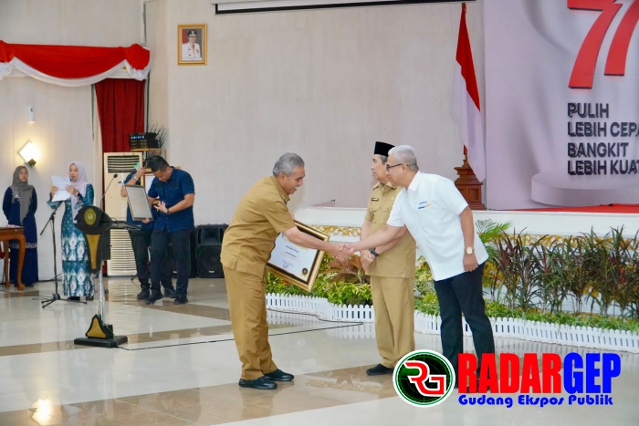 Pj Bupati Kampar Terima Penghargaan Terbaik Pertama Atas Kinerja Penyaluran Kredit Usaha Rakyat Dan Ultra Mikro Tahun 2022 Dari DJPb Riau