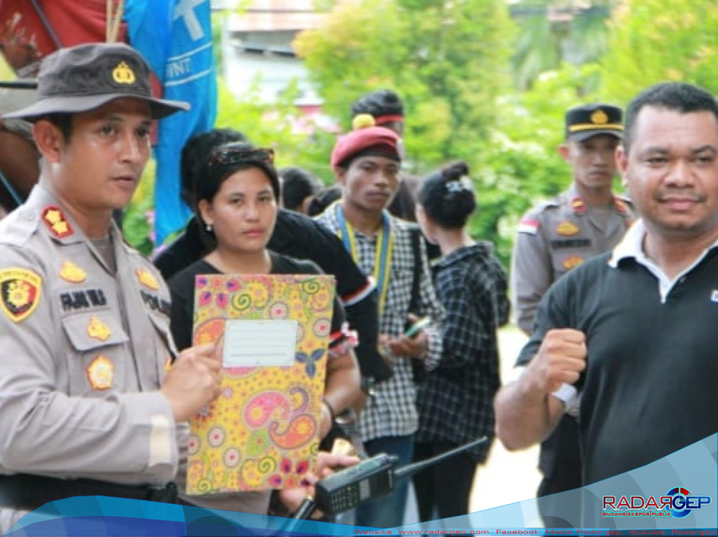 Gelar Demonstrasi, Massa Meminta Kasat Reskrim dan Kapolres Sumba Timur Mencabut Pernyataan