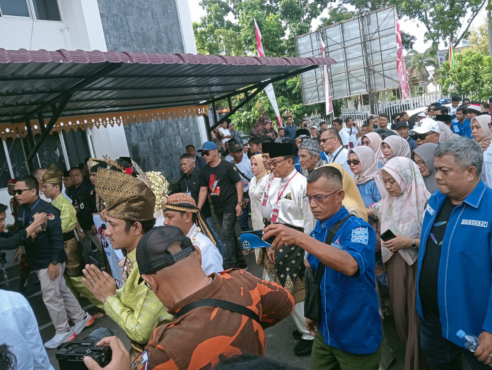 Satgas Preventif OMP Lakukan Pengamanan Tahapan Pendaftaran Bakal Calon Pilkada Serentak 2024 di Kantor KPU Riau