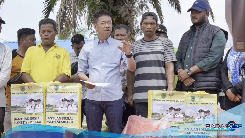 Kunjungi Korban Kebakaran Rumah, Bupati Rohil Serahkan Bantuan