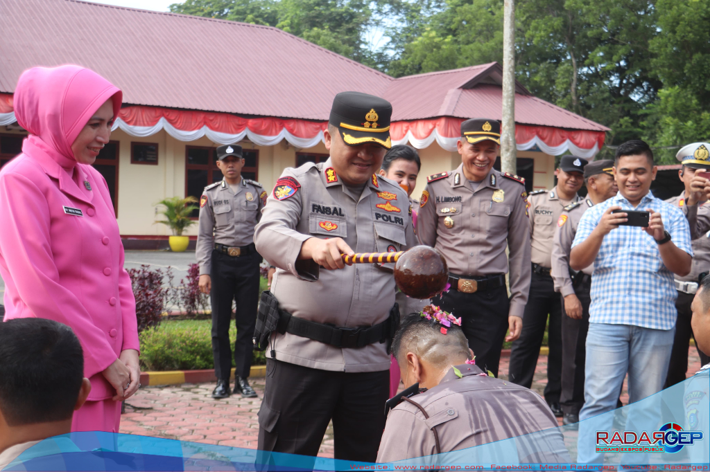 Wakapolres Langkat Pimpin Upacara Kenaikan Pangkat Personel dari Perwira Hingga Bintara