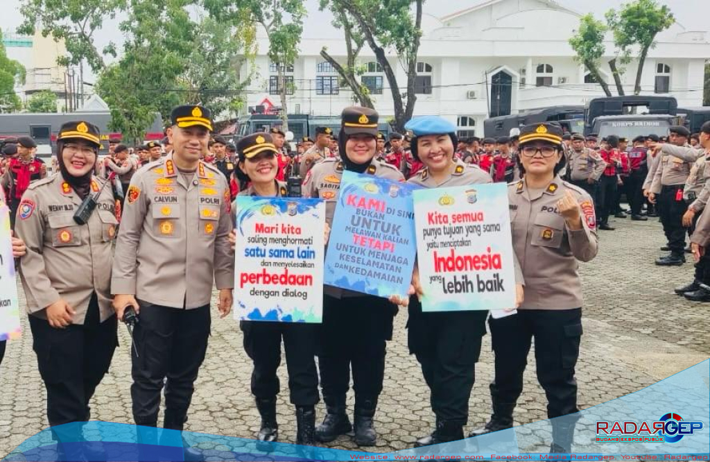 Dengan Humanis, Polwan Polda Sumut Laksanakan Pengamanan Aksi Unjuk Rasa di Kantor Gubernur Sumut
