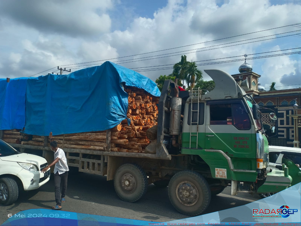 Jalan HR. Soebrantas Pekanbaru Macet Total Akibat Truk Besar Rusak, Ketum PPRI: Gak Heran, Selagi Yuliarso Kadishubnya