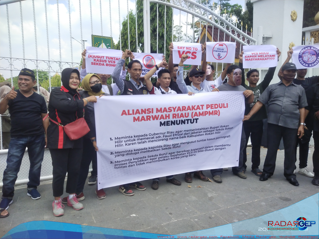 Massa AMPMR Desak Gubri Perintahkan Bupati Rohil Pecat Sekda Rohil