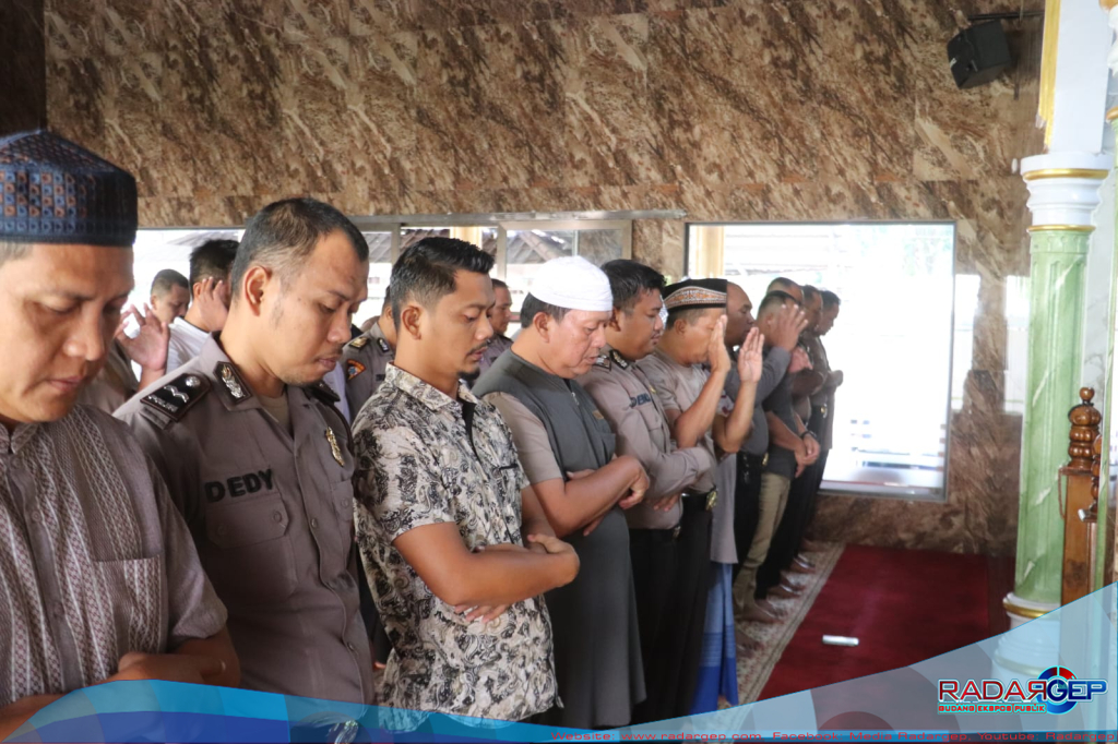 Sholat Ashar Berjamaah, Anggota Polres Langkat menjadi Imam di Mesjid Darus Salam.