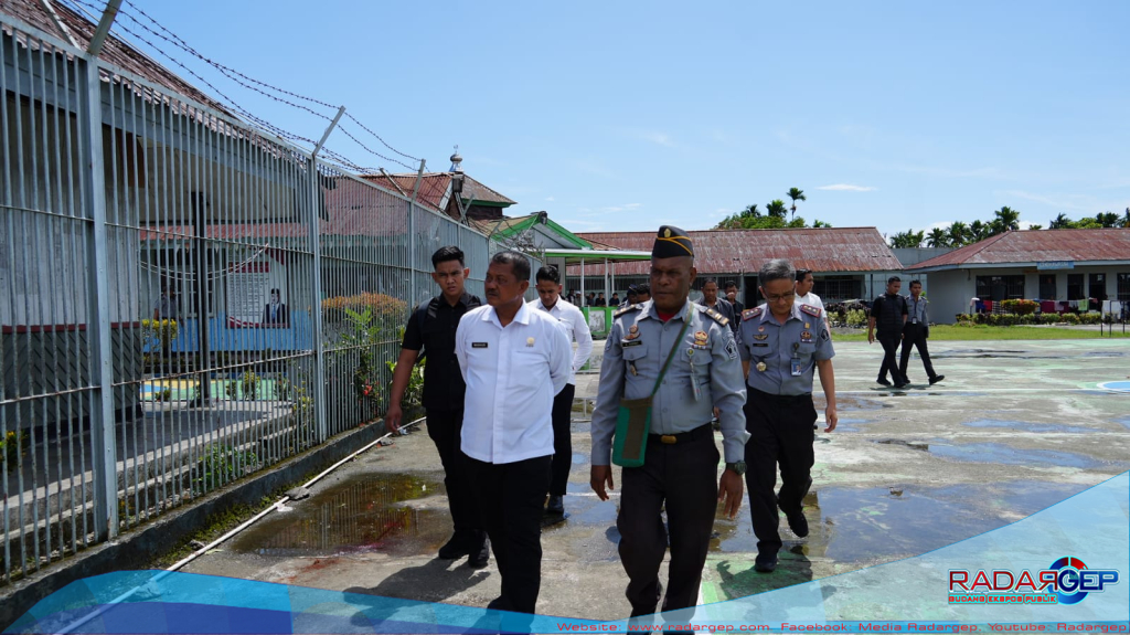 Dirjenpas Marsudi Sambangi 3 Petugas Lapas Nabire