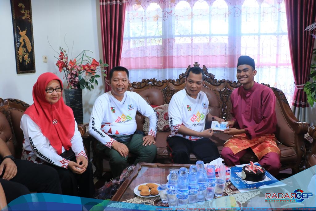 Muflihun Serahkan Langsung KTP Warga