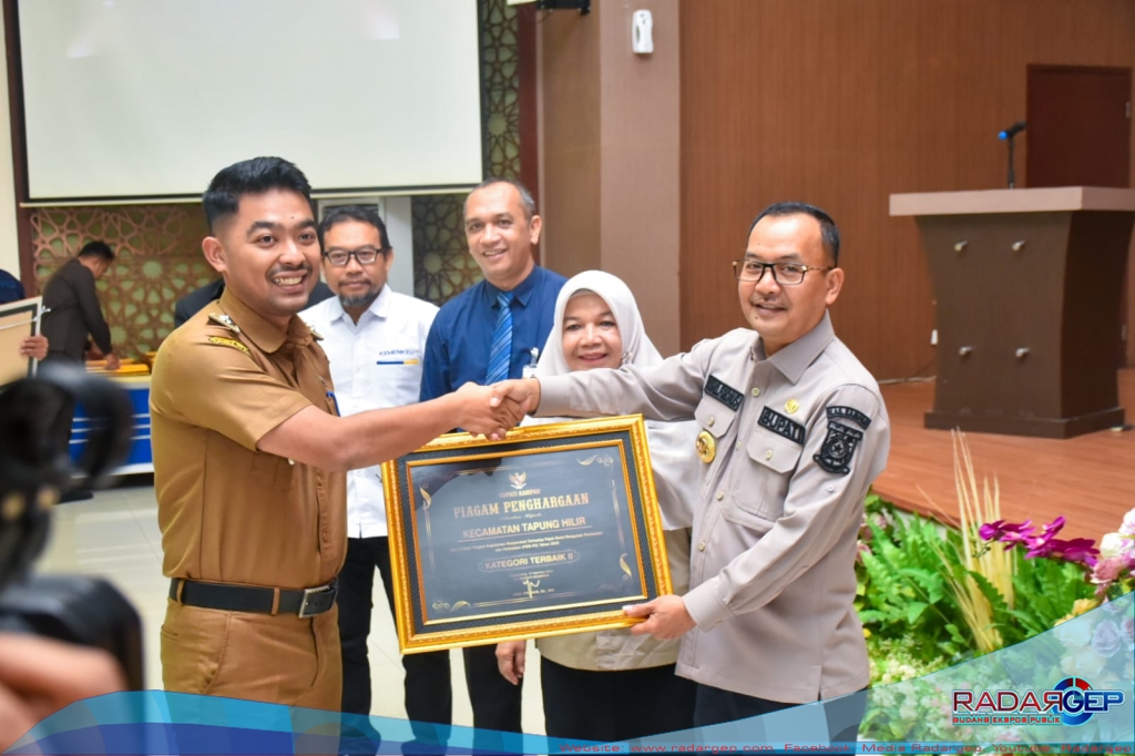 PJ Bupati Kampar Serahkan Penghargaan Kepatuhan Masyarakat Terhadap PBB-P2