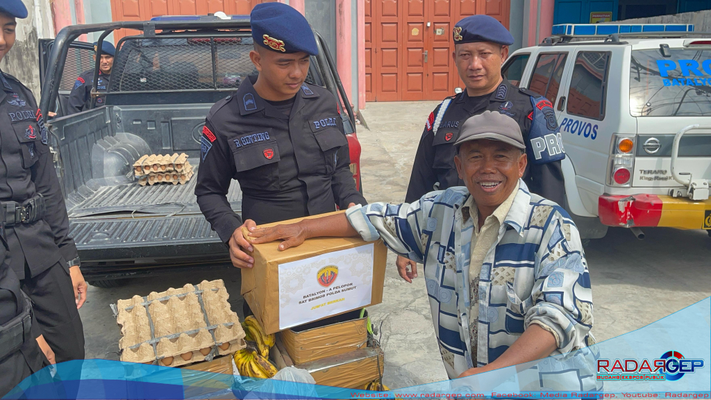 Brimob Polda Sumut Hadirkan Kejutan Kasih untuk Warga Medan