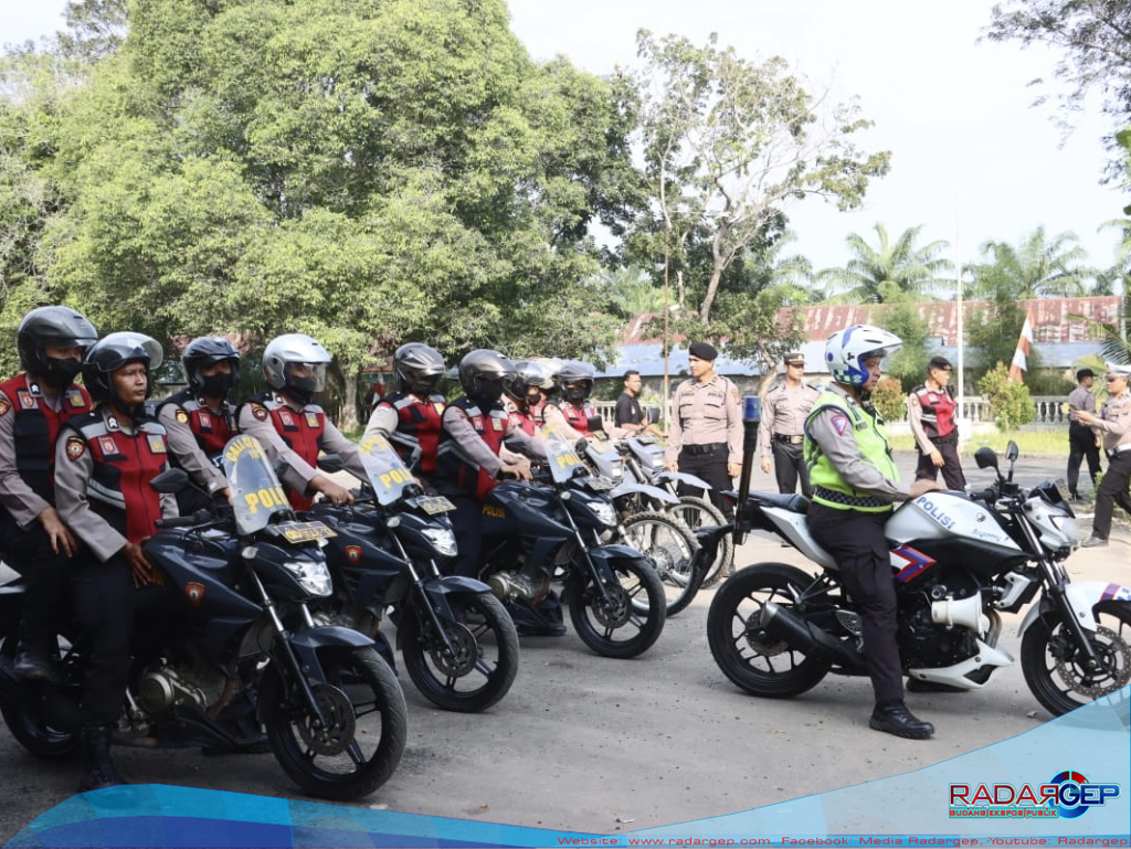 Kapolres Langkat Hadiri Keberangkatan Logistik Pemilu 2024 KPU Kabupaten Langkat ke PPK