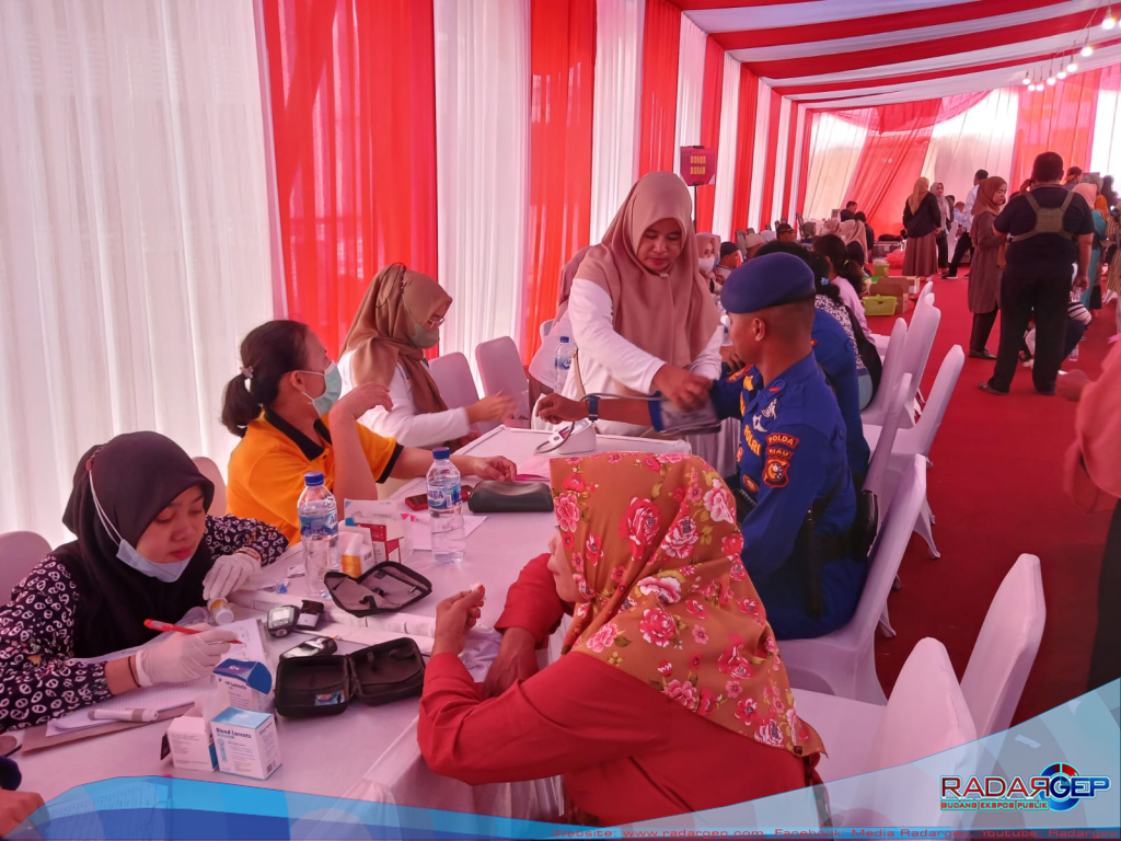 Polsek Senapelan Bantu Ratusan Warga Ikuti Baksos Bersama Wakapolri