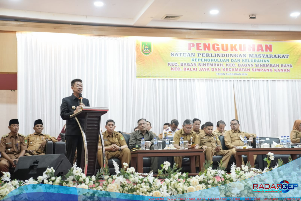 Bupati Rohil Afrizal Sintong mengajak masyarakat Kepenghuluan Labuhan Tangga Besar untuk mensukseskan Pemilu yang akan diselenggarakan pada hari Rabu 14 Februari 2024. Hal tersebut disampaikan Bupati pada kegiatan penyerahan bantuan sembako untuk warga terdampak banjir di tiga RT Kepenghuluan Labuhan Tangga Besar Kecamatan Bangko, Rohil, Provinsi Riau, Senin (12/02/2024). Banjir yang melanda daerah Rohil dikatakan Bupati sangat besar dan meluas hingga ke 11 Kecamatan. Ada sekitar 42.000 KK yang terdampak banjir. Namun bantuan untuk warga yang terdampak banjir belum semua bisa tersalurkan, ada sekitar 18.000 KK lagi." Banjir tahun ini yang melanda Rohil cukup besar, mengakibatkan 42.000 KK terdampak banjir. Kemarin sebagian besar bantuan itu sudah tersalurkan, jadi ada sekitar 18.000 KK lagi yang belum tersalurkan. Karena cukup banyak jadi dibagikan bertahap. Kemarin ada beberapa kecamatan yang bantuannya di dahulukan karena mereka sudah mengungsi dan wilayahnya terdampak banjir 100 p
