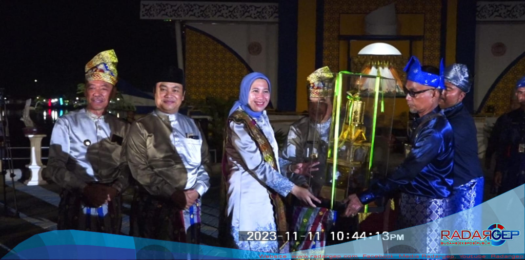 Hadiri Pembukaan MTQ Riau di Inhu, Bupati Rohil Serahkan Piala Bergilir