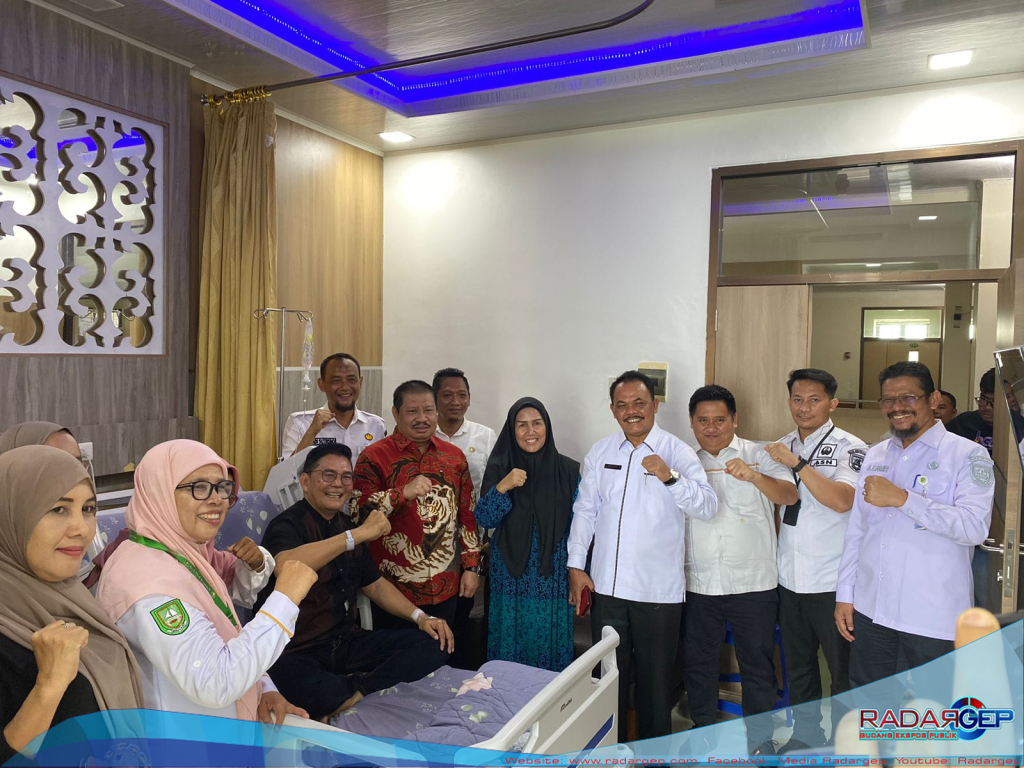 Bupati Bengkalis Ke-14 Amril Mukminin Besuk Kadis Kominfotik Bengkalis Yang Sedang Dirawat RSUD