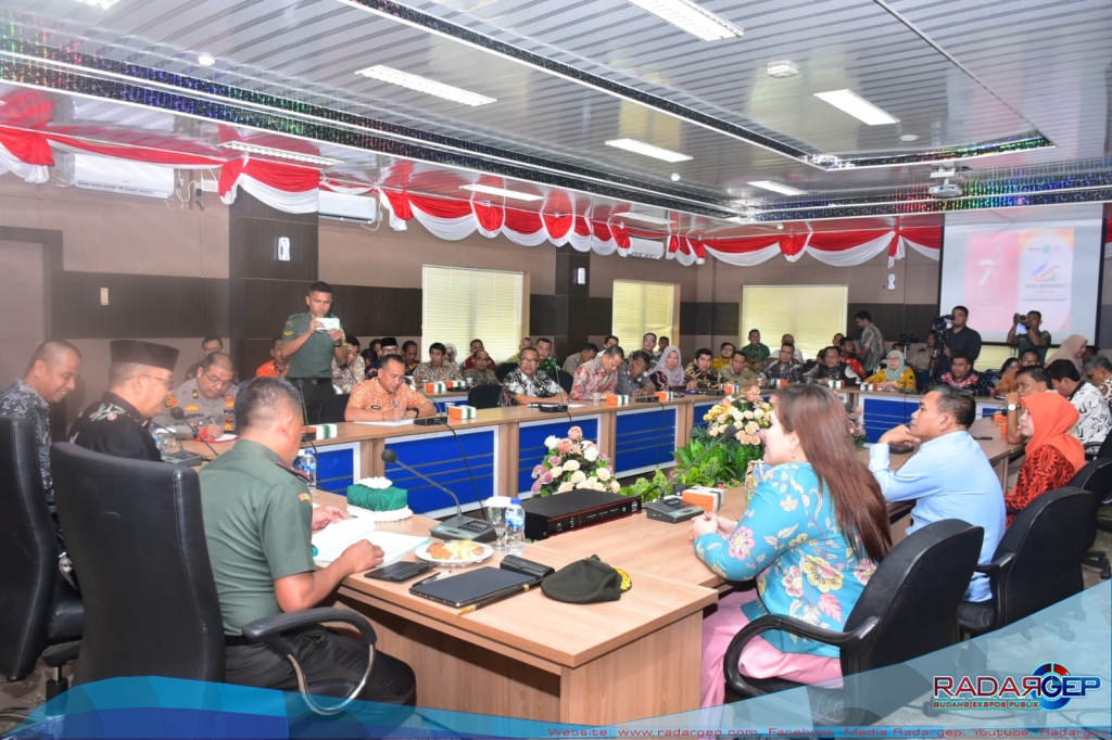Sebagai Komandan Upacara Pada HUT Riau Ke 66 Di Kantor Gubernur