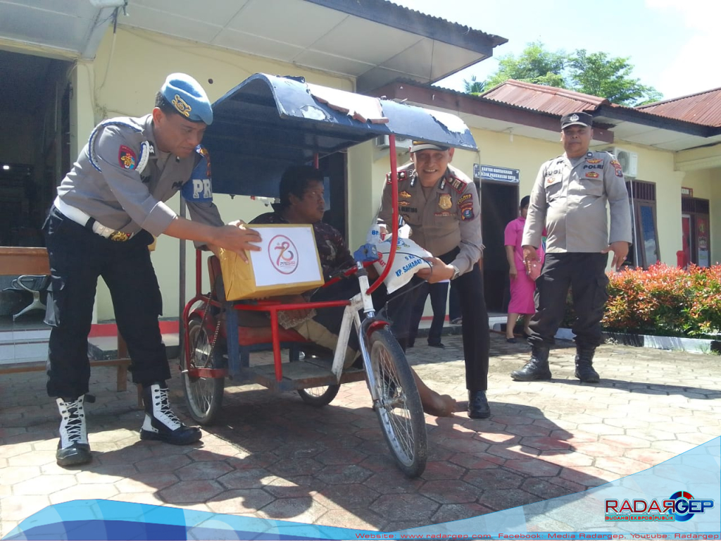 Hari Bhayangkara Ke-78, Polres Langkat Salurkan 70 Paket Bansos
